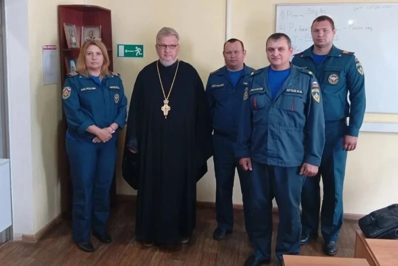 Священнослужитель побеседовал с личным составом пожарно-спасательной части